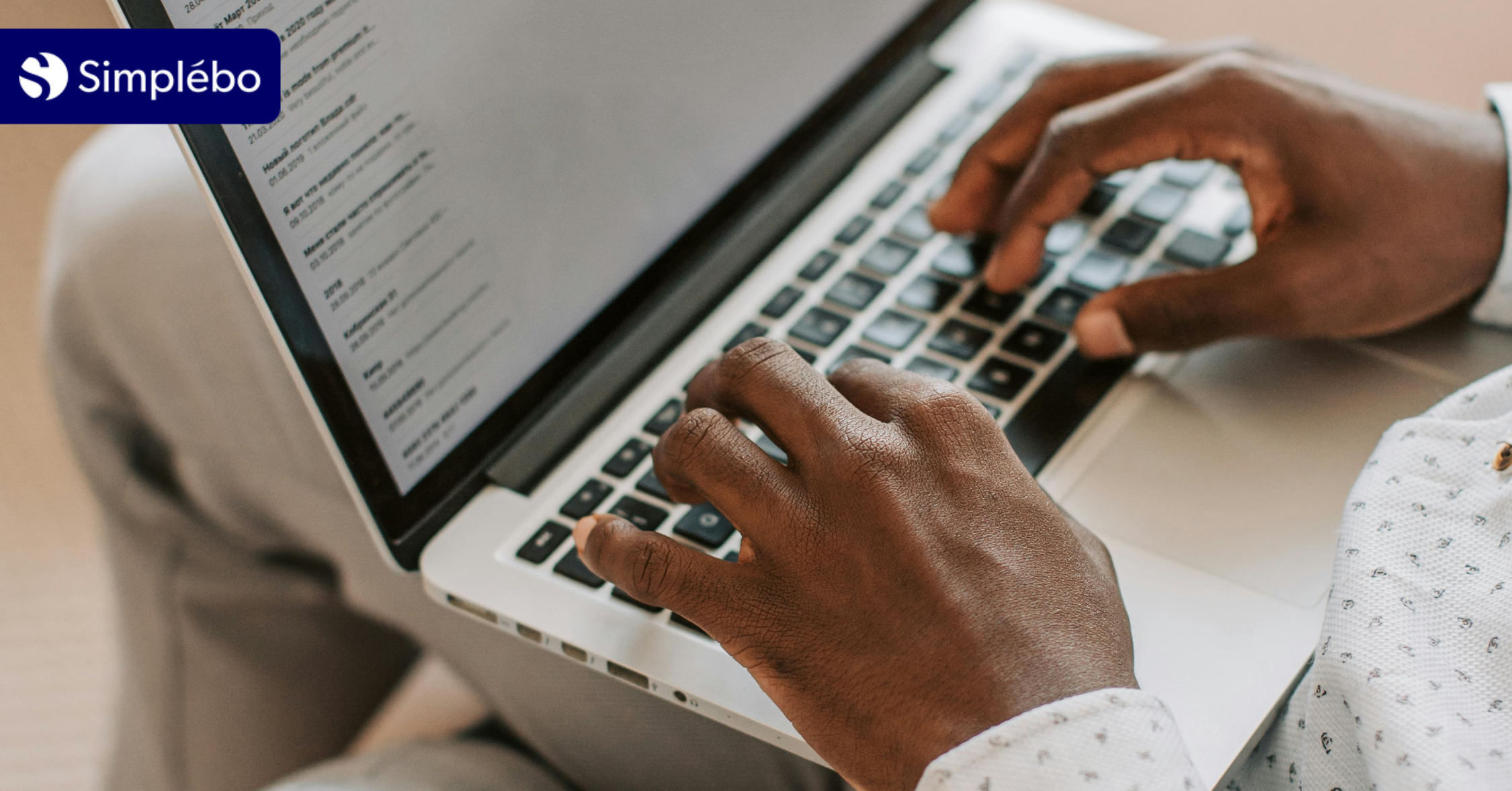 visuel professionnel qui rédige une newsletter